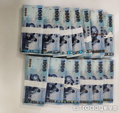▲善化警分局茄拔派出所成功誘捕詐騙集團面交車手及收水手，現場查扣現金130萬元。（記者林東良翻攝）
