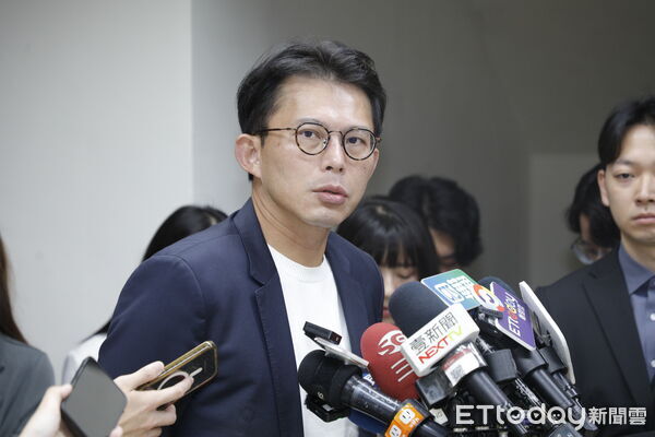 ▲▼民眾黨主席黃國昌在立院黨團晨會後接受媒體聯訪。（圖／記者湯興漢攝）