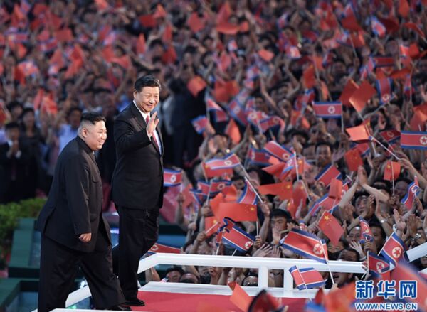 ▲習近平與金正恩在北韓體育場內觀看表演，受到全場民眾熱烈歡呼。（圖／翻攝新華網）