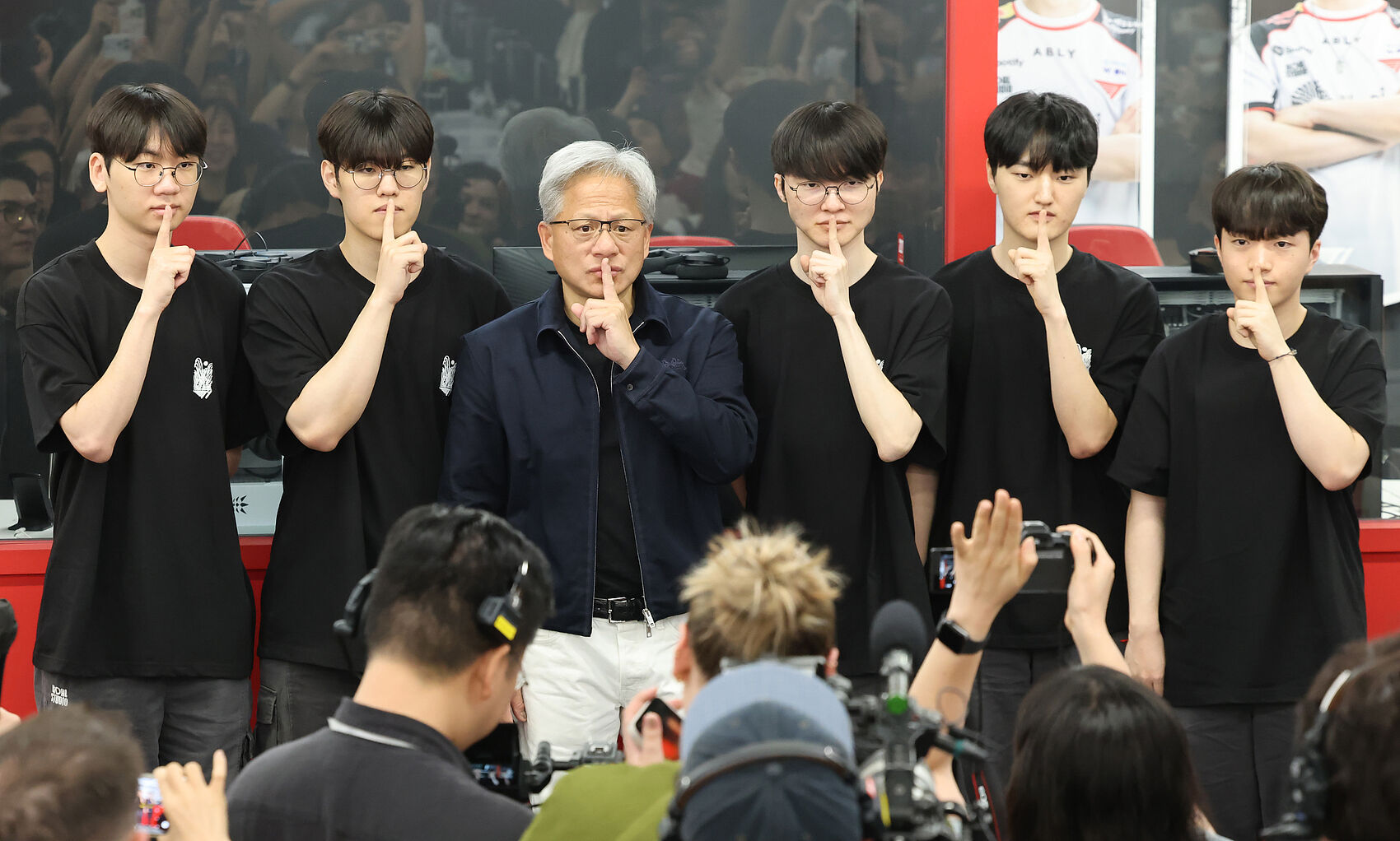 ▲▼輝達（NVIDIA）執行長黃仁勳與T1選手Faker、Doran、Oner、Peyz及Keria同台。（圖／VCG）