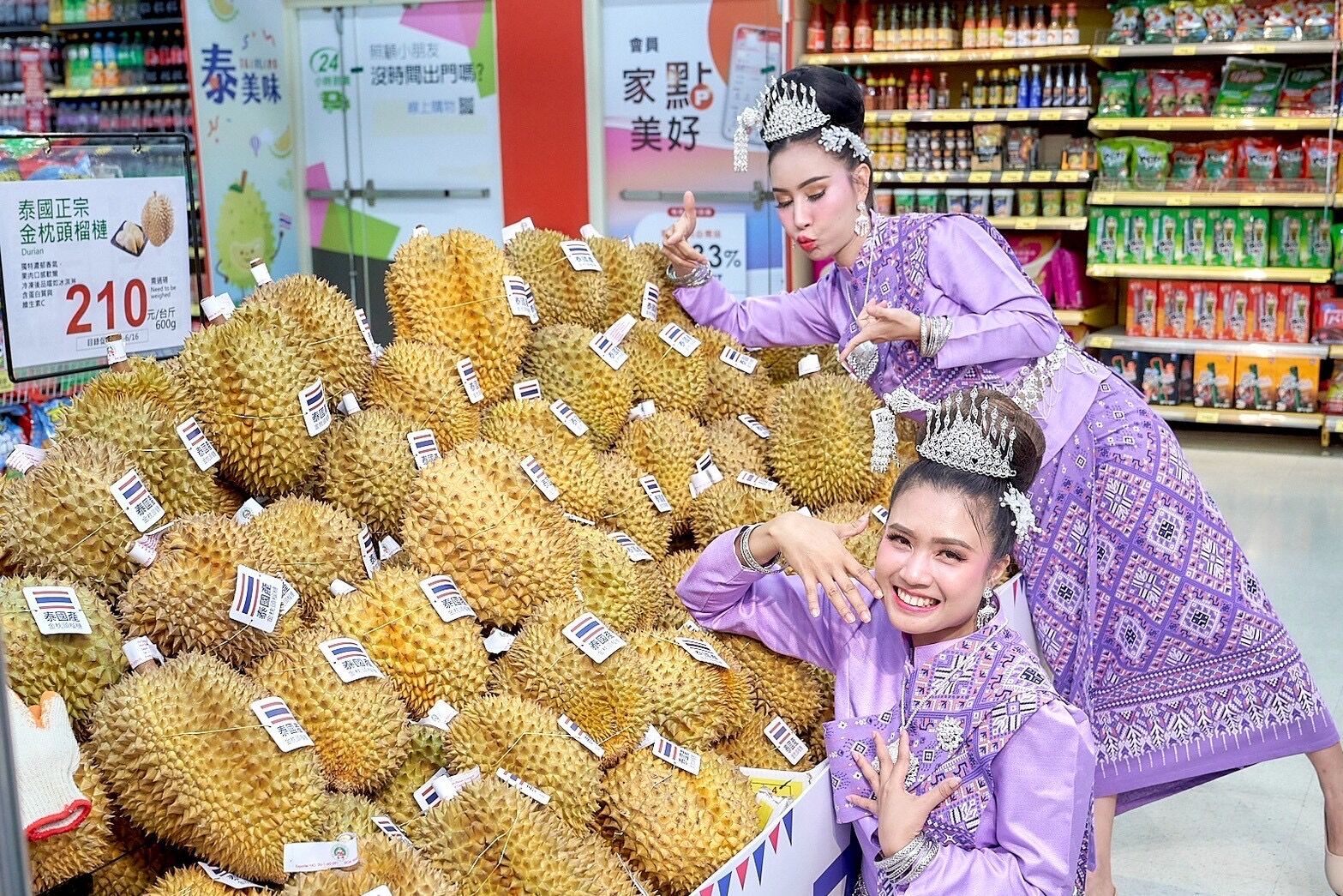 ▲▼家樂福推出「泰美味」主題美食展，引進30多款泰國特色商品。（圖／業者提供）