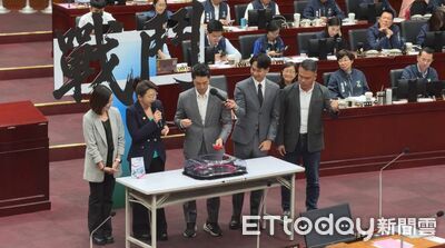 民眾黨送戰鬥陀螺 蔣萬安議場高喊「Go shoot!」
