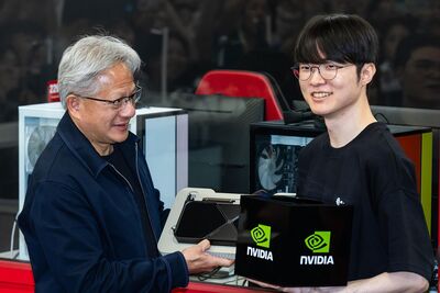 世紀合體！黃仁勳虧Faker用「骨董顯卡」下秒送大禮　全場嗨翻