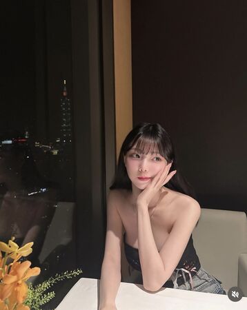 獨家／分秒不離開！陳零九帶啾啾打牌 兩人緊黏高調放閃