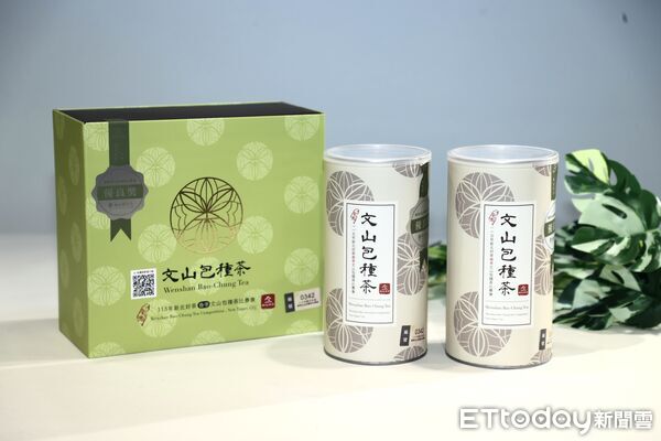 ▲▼ 侯友宜上東森農場賣茶葉      。（圖／記者徐文彬攝）