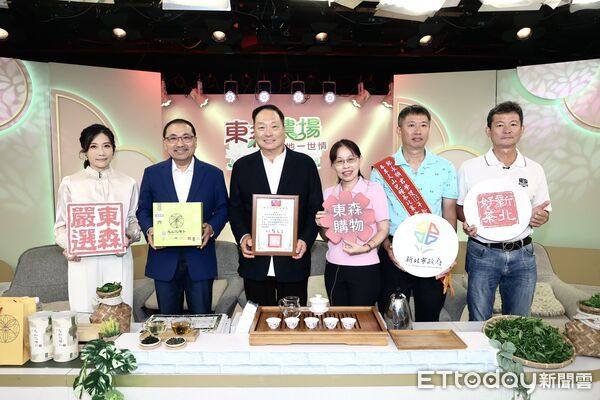 ▲▼ 侯友宜上東森農場賣茶葉      。（圖／記者徐文彬攝）