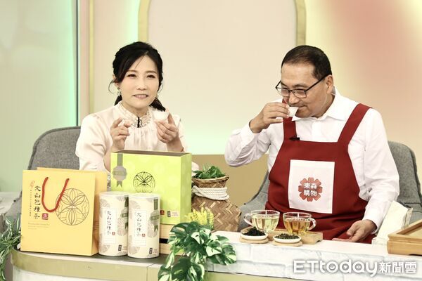 ▲▼ 侯友宜上東森農場賣茶葉      。（圖／記者徐文彬攝）