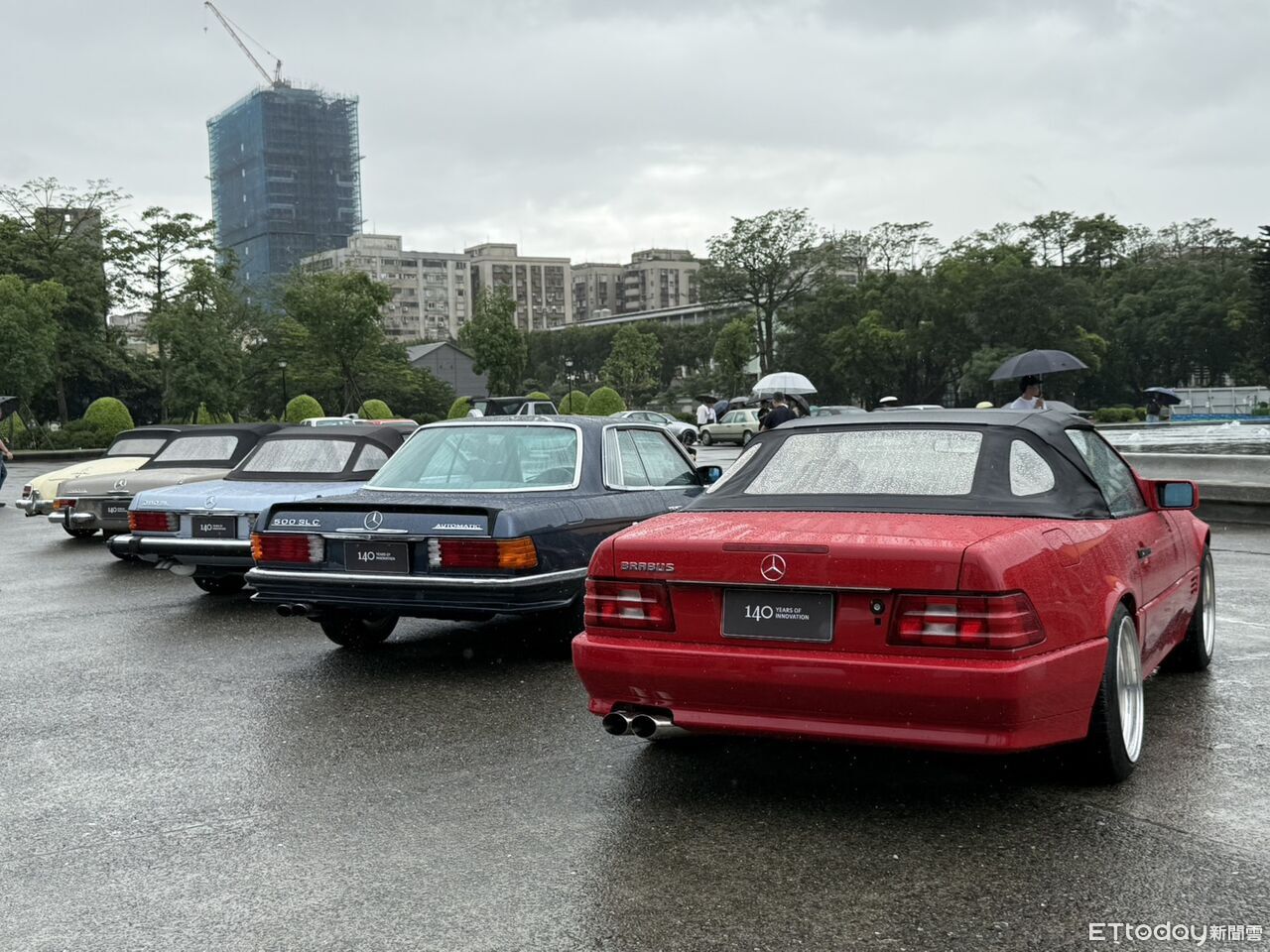 ▲台灣賓士在台舉辦140週年特展！現場經典古董、新車大軍集結。（圖／記者徐煜展攝）