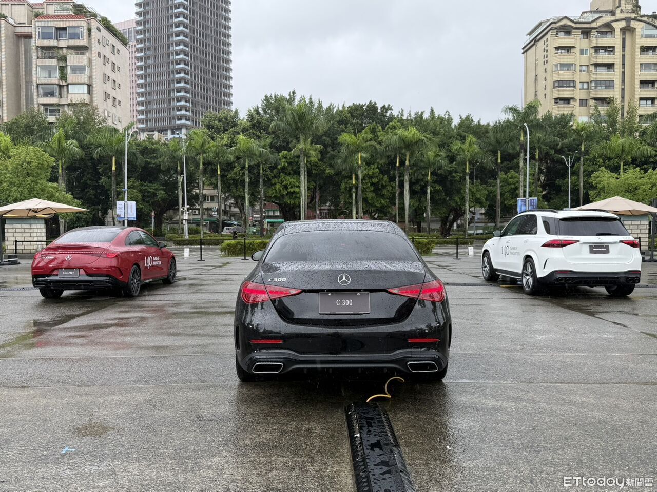 ▲台灣賓士在台舉辦140週年特展！現場經典古董、新車大軍集結。（圖／記者徐煜展攝）