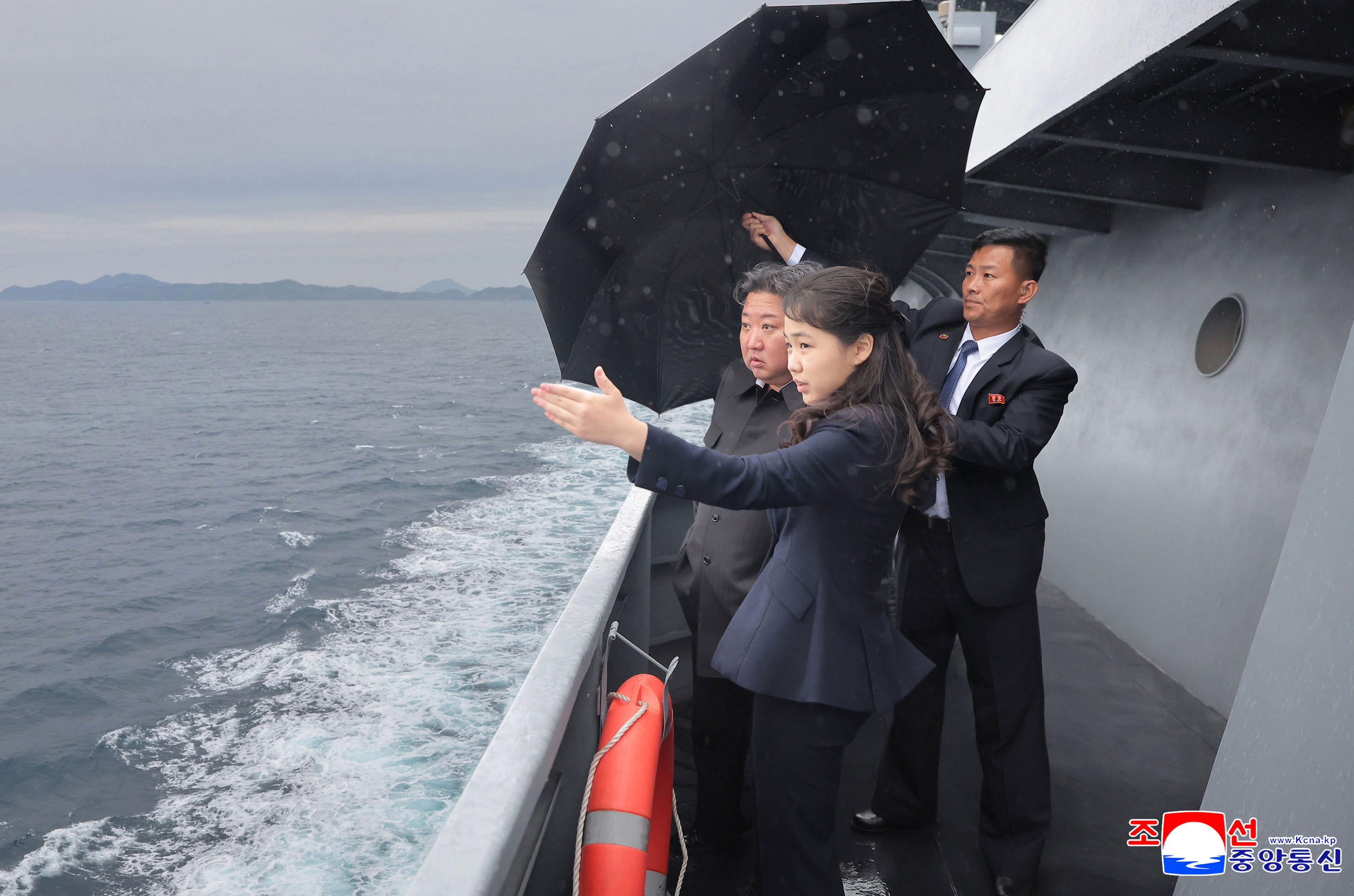 ▲▼北韓最高領導人金正恩、金主愛父女倆4日登上海軍新型崔賢級驅逐艦「姜健號」,觀摩海上航行試驗。(圖/達志影像/美聯社)