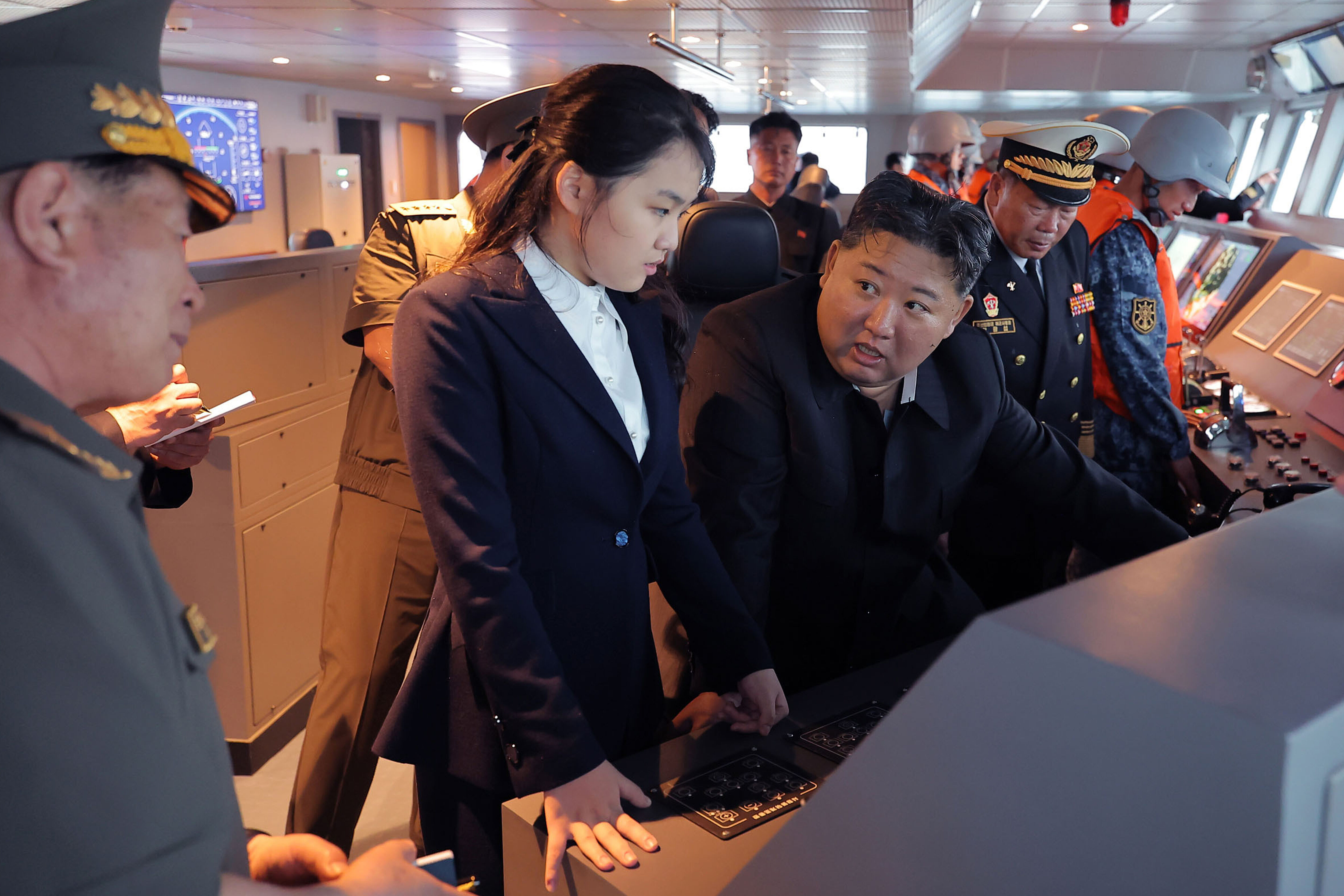 ▲▼北韓最高領導人金正恩、金主愛父女倆4日登上海軍新型崔賢級驅逐艦「姜健號」,觀摩海上航行試驗。(圖/達志影像/美聯社)
