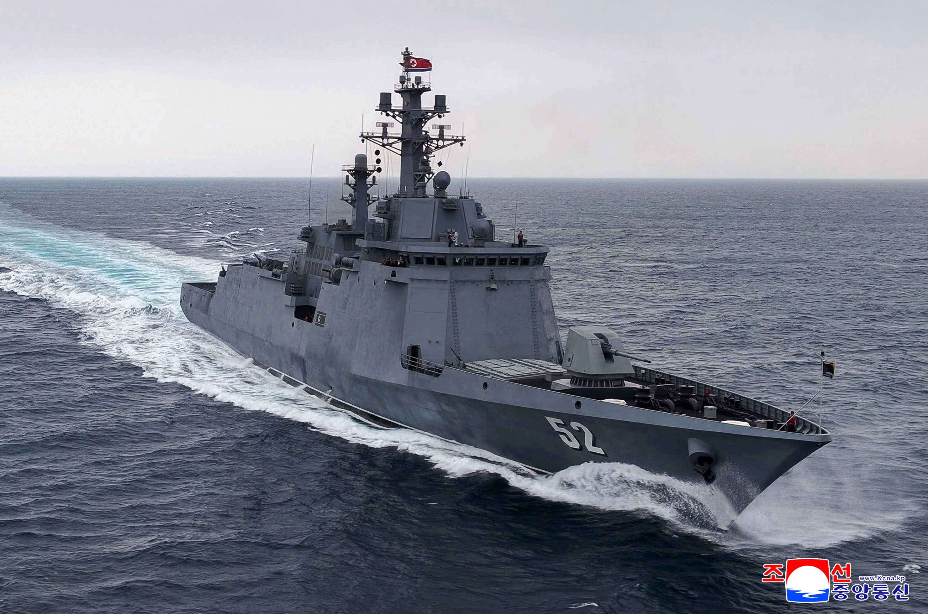 ▲▼北韓最高領導人金正恩、金主愛父女倆4日登上海軍新型崔賢級驅逐艦「姜健號」,觀摩海上航行試驗。(圖/達志影像/美聯社)