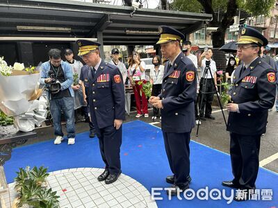警察節最催淚一幕！殉職所長「正義之光」揭牌　女兒獻畫全場鼻酸
