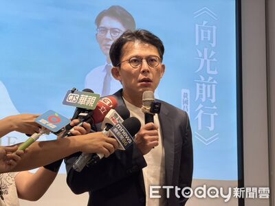 黃國昌被打臉挨轟：噁心夠了沒　林昶佐陪洪慈庸看診照曝光