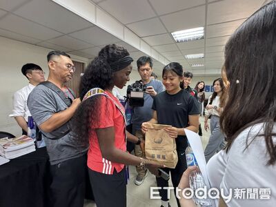 追星最高境界！送阿穆桑阿美族情人袋、林子婕驚訝偶像嬌小
