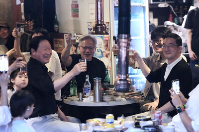 黃仁勳大口塞五花肉！「LG董事長當忙內」負責烤肉　他霸氣買單