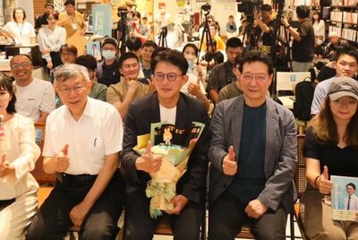 趙少康大讚黃國昌新書　「1特質大叔變歐爸」羨慕冰塊腹肌