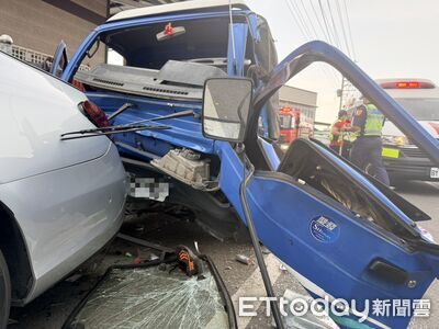發財車猛撞路邊賓士！駕駛雙腳被夾哀嚎　消防員破壞車體救人