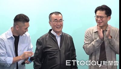 聯合後援會成立！黃國昌送李四川新書　白小雞送「黃仁勳皮衣」加持