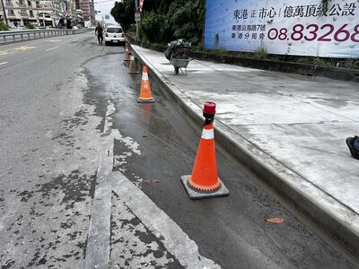 東港人行道施工！豪雨狂積水　縣府：排水設施完工後可改善