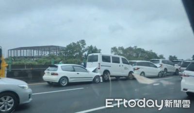 快訊／國道3號北向三鶯交流道連環撞！　9車撞成一團佔內車道