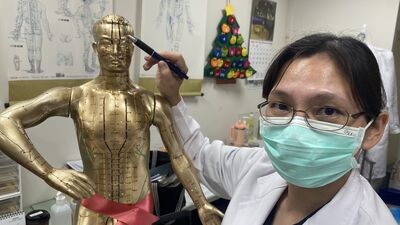她車禍腦出血「左眼癱瘓」靠針灸恢復　醫揭動眼神經受損3症狀