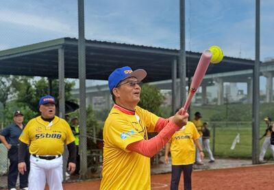 久坐高風險族群　55688運將當壘球手轟走「隱形殺手」、74歲駕駛參戰