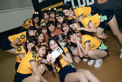 洲際棒球場暴動！《超少女》合體中信兄弟啦啦隊　邊牧化身「超級捕手」全場嗨翻