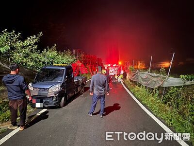 獨／無照哥騎車載弟「雨中猛撞貨車」2人骨折　緊急送醫搶救