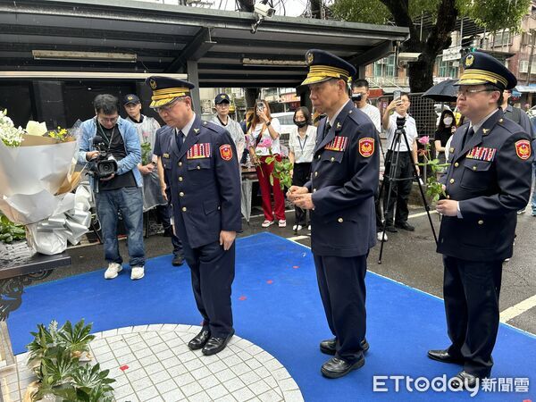 ▲故所長劉宗鑫紀念銘牌今日揭牌，家屬與同仁於雨中追思英魂。（圖／記者陸運陞翻攝）