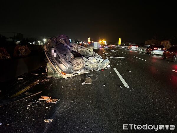 國1岡山「南北雙事故」連爆！遊覽車追撞＋7車連環撞　滿地殘骸