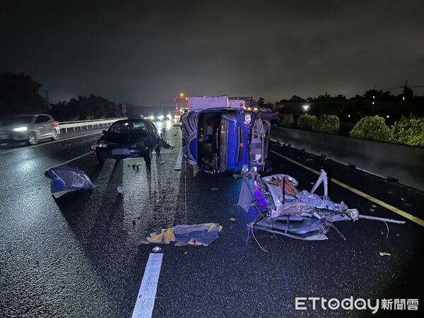 ▲國1北向345.9K岡山路段驚傳3車連環撞，部分車輛當場翻覆、滿地碎屑，造成嚴重回堵。（圖／記者吳奕靖翻攝）