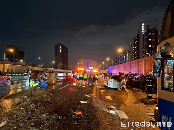 ▲國1南向366K九如出口前，一輛大客車疑未注意車前動態，猛烈追撞7部排隊下匝道車輛。（圖／記者吳奕靖攝）