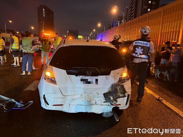 ▲國1南向366K九如出口前，一輛大客車疑未注意車前動態，猛烈追撞7部排隊下匝道車輛。（圖／記者吳奕靖攝）