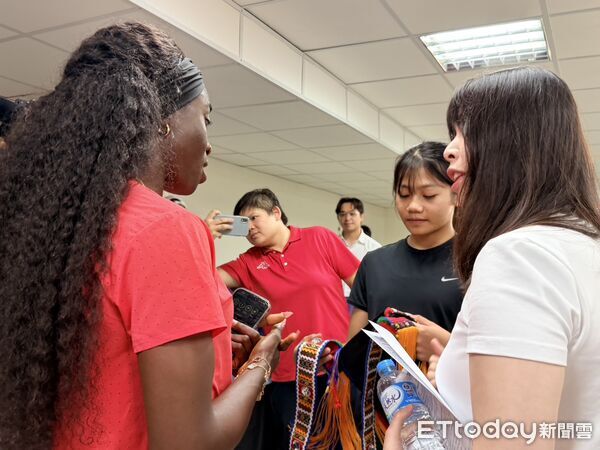 ▲台灣跨欄新星林子婕把握難得機會向偶像、女子100公尺跨欄世界紀錄保持人阿穆桑（Tobi Amusan）表達敬意。（圖／記者蔡厚瑄攝）