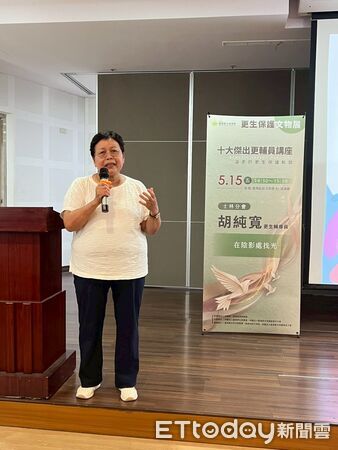 ▲▼獲得臺灣更生保護會80周年「十大傑出更生輔導員」的更保士林分會更生輔導員胡純寬，由法務部長鄭銘謙頒獎。（圖／臺灣更生保護會提供）