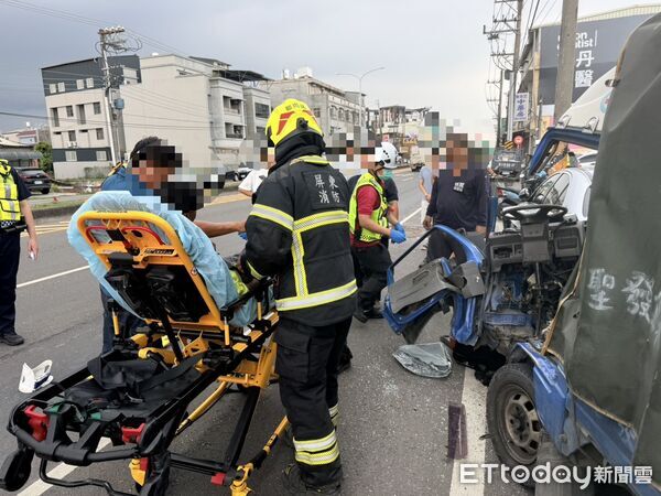 ▲萬丹鄉萬丹路三段小貨車自撞車禍。（圖／記者陳崑福翻攝）