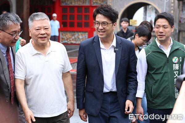 ▲民進黨台北市長參選人沈伯洋碧山巖參拜並聯訪。（圖／記者林敬旻攝）