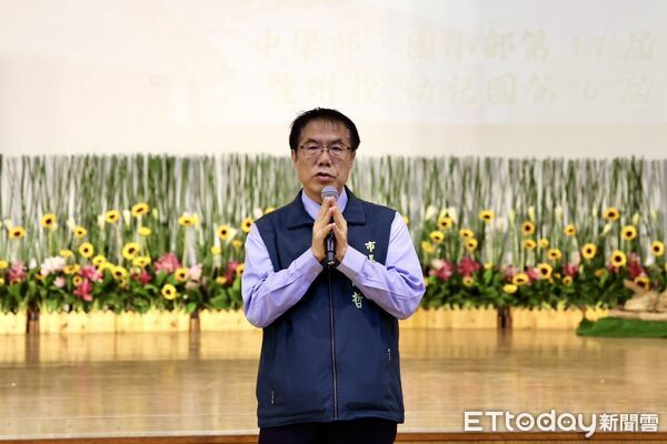 ▲台南市長黃偉哲出席慈濟高中與聖功女中畢業典禮，向畢業生表達祝福並勉勵勇敢逐夢。（記者林東良翻攝，下同）