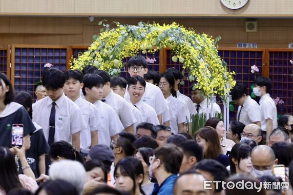 ▲台南市長黃偉哲出席慈濟高中與聖功女中畢業典禮，向畢業生表達祝福並勉勵勇敢逐夢。（記者林東良翻攝，下同）