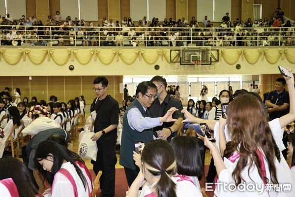 ▲台南市長黃偉哲出席慈濟高中與聖功女中畢業典禮，向畢業生表達祝福並勉勵勇敢逐夢。（記者林東良翻攝，下同）