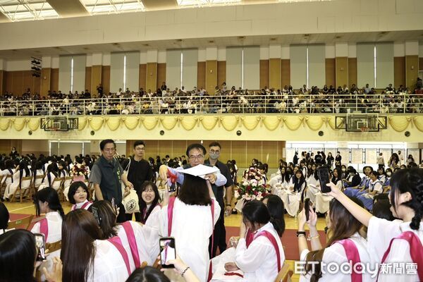 ▲台南市長黃偉哲出席慈濟高中與聖功女中畢業典禮，向畢業生表達祝福並勉勵勇敢逐夢。（記者林東良翻攝，下同）