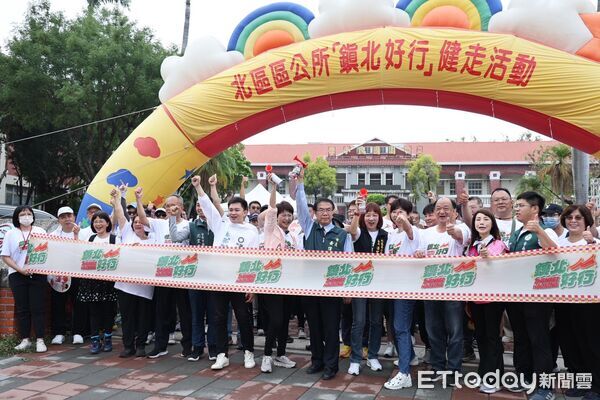 ▲台南市北區區公所舉辦「鎮北好行」健走活動，吸引超過千名民眾參與，市長黃偉哲到場鳴笛出發。（記者林東良翻攝，下同）