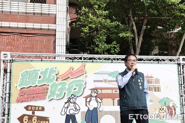 ▲台南市北區區公所舉辦「鎮北好行」健走活動，吸引超過千名民眾參與，市長黃偉哲到場鳴笛出發。（記者林東良翻攝，下同）