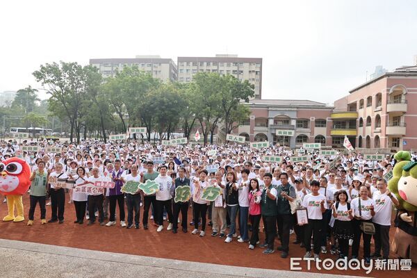 ▲台南市北區區公所舉辦「鎮北好行」健走活動，吸引超過千名民眾參與，市長黃偉哲到場鳴笛出發。（記者林東良翻攝，下同）