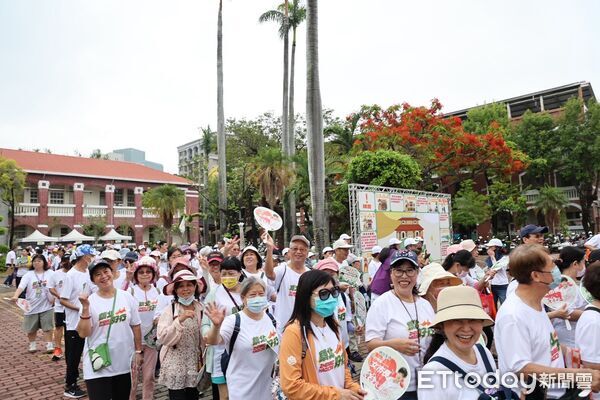 ▲台南市北區區公所舉辦「鎮北好行」健走活動，吸引超過千名民眾參與，市長黃偉哲到場鳴笛出發。（記者林東良翻攝，下同）