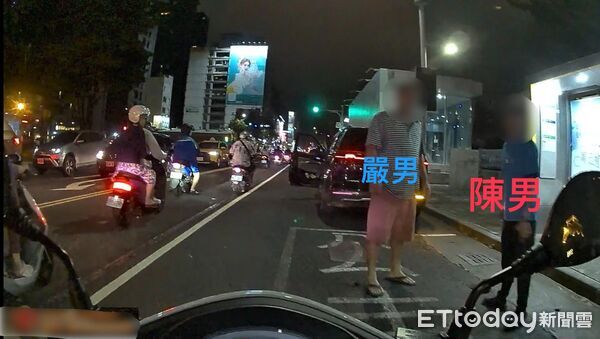 ▲兩名駕駛把車停在路邊就互嗆推擠             。（圖／記者吳奕靖翻攝）