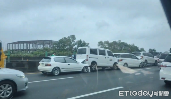 ▲▼國3北三鶯交流道9車連環撞。（圖／民眾提供）