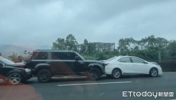 ▲▼國3北三鶯交流道9車連環撞。（圖／民眾提供）