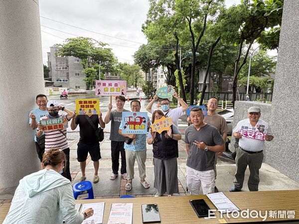 ▲慶祝警察節，屏東警分局揪民挽袖捐血。（圖／記者陳崑福翻攝）